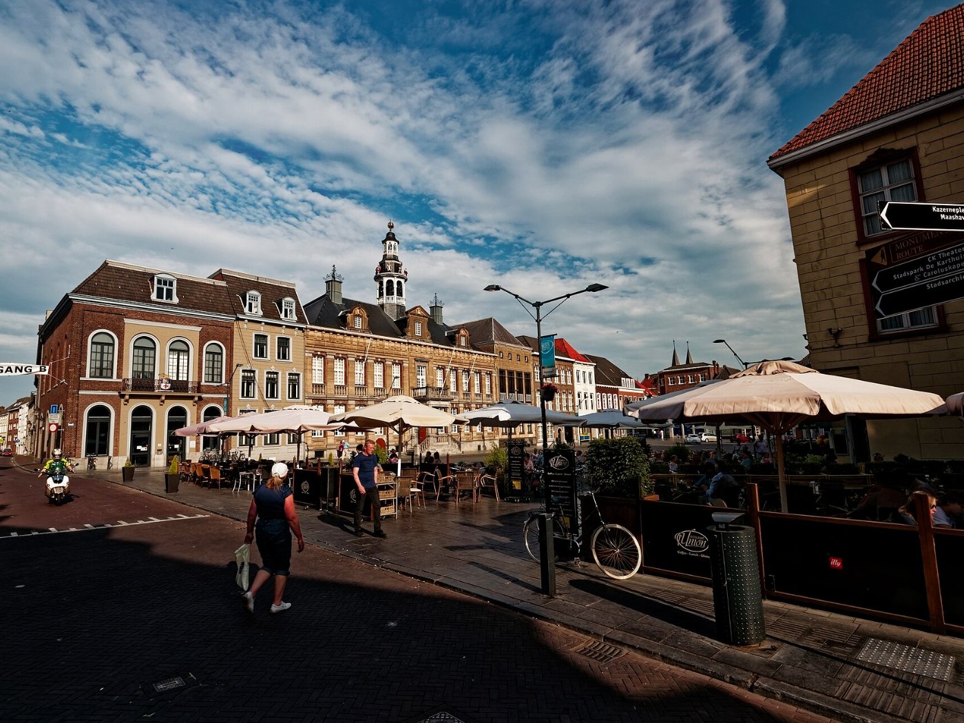 De Vismarkt aan het water in Roermond, met terrassen en de Grote Kerk op de achtergrond