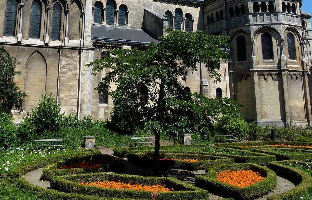 Het Kasteel van Roermond gezien over het water